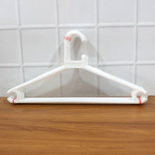 Plastic Clothes Hangers – Set of 6